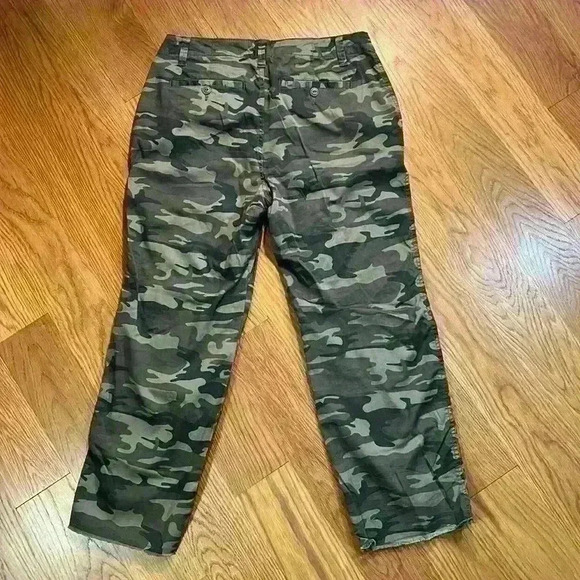 Sanctuary Camo Cropped Button Fly Pants Size 27 - Picture 4 of 4